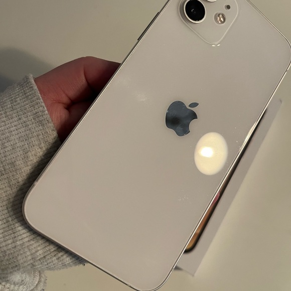White IPhone 12 - Picture 8 of 12